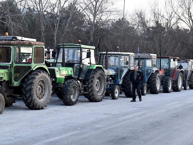Seit Wochen blockieren griechische Bauern mit ihren Traktoren wichtige Verkehrsadern.