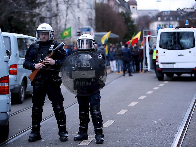 Einsatz mit Gummischrot und Reizstoff: Die Polizei kesselte die kurdischen Demonstranten vor dem türkischen Konsulat in Zürich ein.
