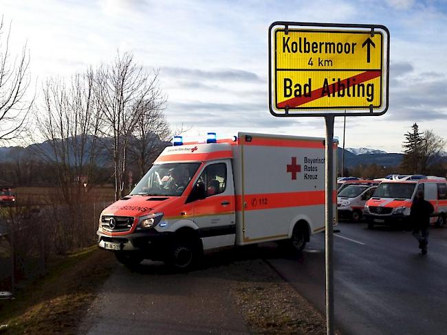 Eine Ambulanz nahe des Unfallorts bei Bad Aibling. Mehrere Menschen kamen beim Zugunglück ums Leben