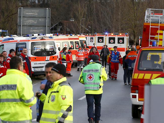 Nach der Frontalkollision zweier Züge bei Bad Aibling in Oberbayern sind zahlreiche Rettungskräfte im Einsatz