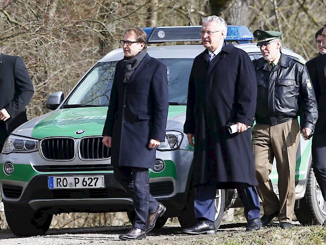 Der deutsche Verkehrsminister Alexander Dobrindt (links) und Bayerns Innenminister Joachim Herrmann (2. v. links) an der Unglücksstelle in der Nähe von Bad Aibling.