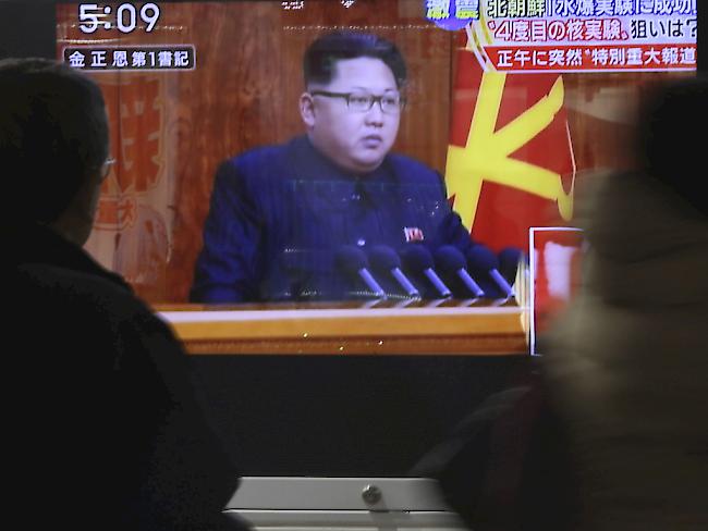 Nordkorea kann nach US-amerikanischen Angaben wieder Plutonium produzieren. Im Bild der nordkoreanische Machthaber Kim Jong Un im Fernsehen. (Archiv)