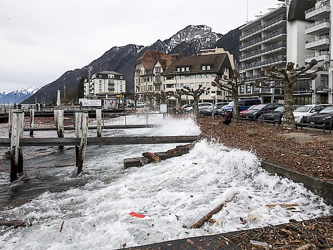 Stürmischer Urnersee: Das Sturmtief "Susanna" hat die Schweiz aufgewirbelt. In der Nacht auf Mittwoch waren schweizweit Polizei und Feuerwehr wegen zahlreichen Schadensmeldungen im Einsatz.