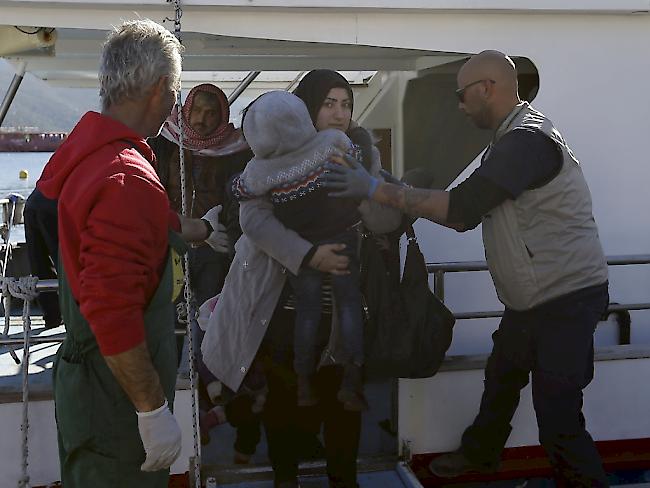 Migranten und Flüchtlinge kommen per Boot auf der griechischen Insel Leros an. Der Flüchtlingszustrom stellt Griechenland vor praktisch unlösbare Aufgaben. Trotzdem verlieren die anderen EU-Staaten langsam die Geduld: Sie geben Athen drei Monate Zeit, seine Aussengrenzen besser zu sichern (Archiv).