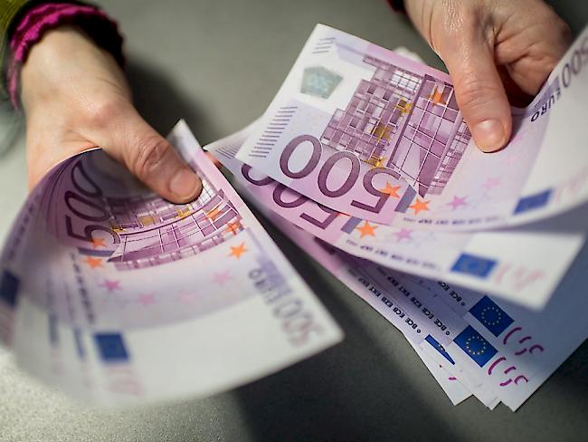 Hohe Bargeldzahlungen sind wegen Terrorismusfinanzierung und Geldwäscherei unter Druck geraten. Die EU-Finanzminister fordern daher einen Bericht zu einer Bargeld-Obergrenze und zur Abschaffung des 500-Euro-Scheine (Archiv).