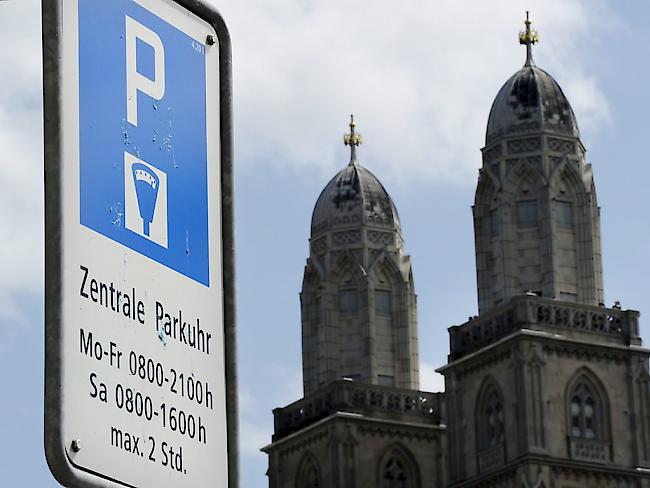 Die Parkplätze in der Zürcher Innenstadt sind ein rares Gut - und bald vielleicht ein noch teureres. Die Gemeinderatskommission will die Parkgebühren erhöhen. (Symbolbild)