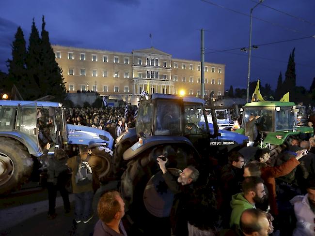 Bauern aus verschiedenen Landesteilen sind mit ihren Traktoren vor das Parlamentsgebäude in Athen gefahren. Sie protestieren gegen erhöhte Abgaben an den Staat und in die Pensionskassen.