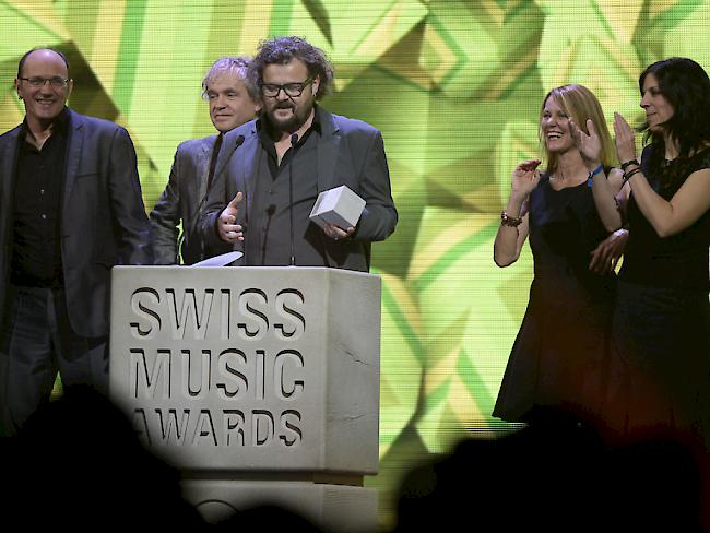 Büne Huber findet es "so geil": Seine Band Patent Ochsner hat an den Swiss Music Awards 2016 drei Pflastersteine abgeräumt.