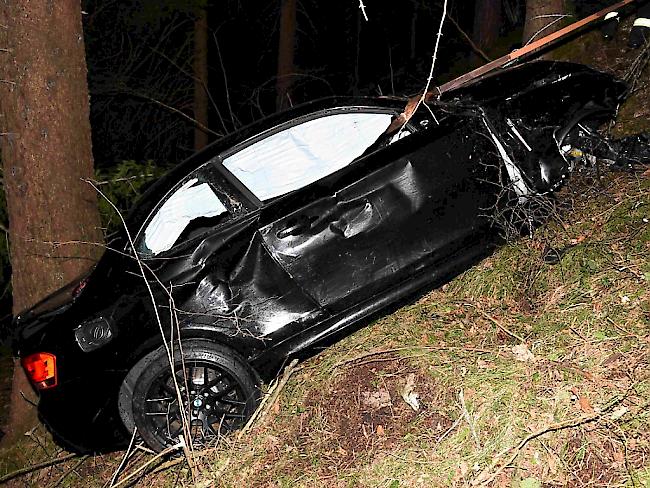 Das Auto des 24-Jährigen rutschte zuerst 20 Meter den Hang hinunter und konnte erst dann von einem Baum aufgehalten werden