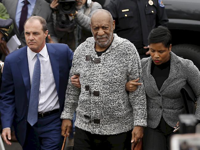 US-Komiker Bill Cosby (Mitte) mit seinen Anwälten. Cosby möchte einen Strafprozess abwenden (Archiv)