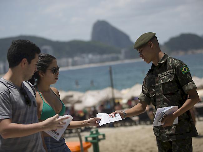 Armeeangehörige klären die Bevölkerung Brasiliens über das Zika-Virus auf.