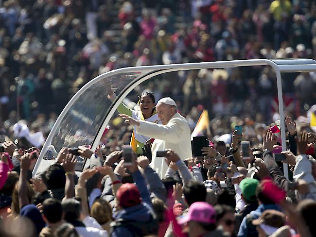 Papst Franziskus grüsst aus dem Papamobil die Massen in Mexiko-Stadt.