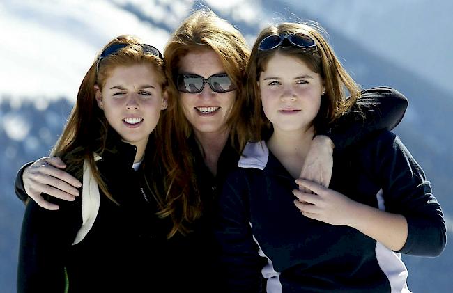 Sarah Ferguson, Herzogin von York, mit ihren beiden Töchtern Pinzessin Beatrice (links) und Eugenie (rechts) auf den Skipisten von Verbier im Jahr 2004.