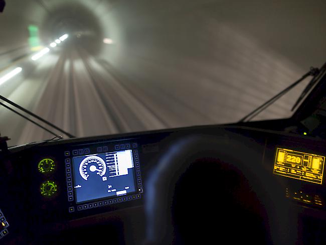 Weniger lang unterwegs sein, dafür mehr zahlen: Die Fahrt durch den Gotthard soll teurer werden. Im Bild die SBB-Testfahrt durch den neuen Basistunnel Ende Oktober 2015.