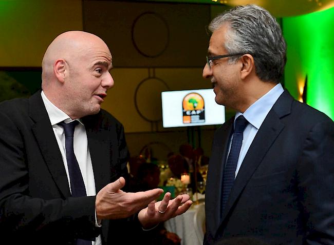 Die FIFA-Präsidentschaftskandidaten Gianni Infantino (links) und Scheich Salman bin Ibrahim al-Khalifa. 