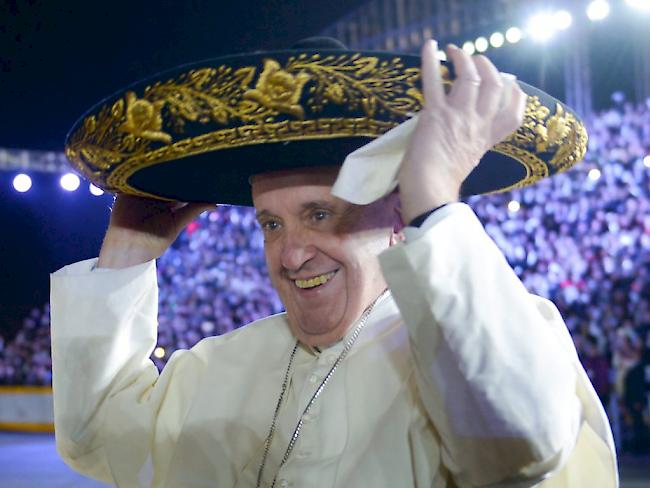 Ein Argentinier in Mexiko - Papst Franziskus probiert den ihm geschenkten Sombrero in Mexiko-Stadt gleich mal an. Was ihn aber nicht daran hindert, mit den politischen und kirchlichen Eliten des von Drogenkartellen tyrannisierten Landes hart ins Gericht zu gehen.