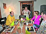 Gastfreundschaft. Daniel Guntern mit Ehefrau Sonja (rechts) werden vom Gastgeberehepaar Gaby und Aldino Volken kulinarisch verw&ouml;hnt. 
