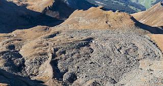Blockgletscher aus Schutt und Permafrost kriechen normalerweise sehr langsam hangabwärts. Durch die anhaltende Erwärmung des Permafrosts haben viele ihre Bewegung auf mehrere Meter pro Jahr beschleunigt. Hier ein Blockgletscher unter dem Parpaner Rothorn. (Archiv)