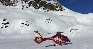 Ein Rettungshelikopter der Air Zermatt im Einsatz
