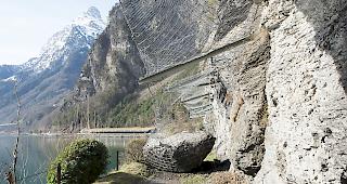 Der Weg der Schweiz südlich der Isleten ist nach einem Steinschlag bis auf weiteres gesperrt. (KEYSTONE/Urs Flueeler)