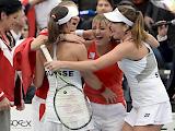 In Jubelstimmung: Das Schweizer Fedcup-Team mit (v.l.) Martina Hingis, Viktorija Golubic, Timea Bacsinszky und Belinda Bencic freut sich &uuml;ber den Sieg im Viertelfinal gegen Deutschland