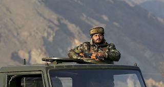 Ein indischer Soldat hält Wache während der Feuergefechte nahe der Stadt Srinagar im indischen Teil Kaschmirs.
