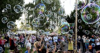 Seifenblasen dürfen in der Stadt Zürich nur an der Seeuferanlage steigen - wer es auf dem Sechseläutenplatz tut, wird gebüsst. (Archivild von der Landiwiese)