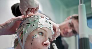 Mittels Elektroenzephalogramm (EEG) massen Berner Forschende die Hirnaktivität während eines Assoziationstests.