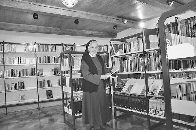 Klosterbibliothek. Schwester Petra Marzetta in der Bibliothek des Klosters St. Ursula. 