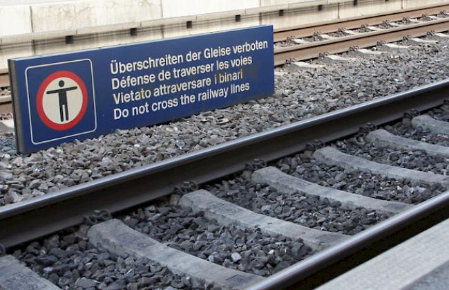 Wegen Überqueren der Gleise am Bahnhof Leuk wurde ein 20-Jähriger gebüsst. (Symbolbild)