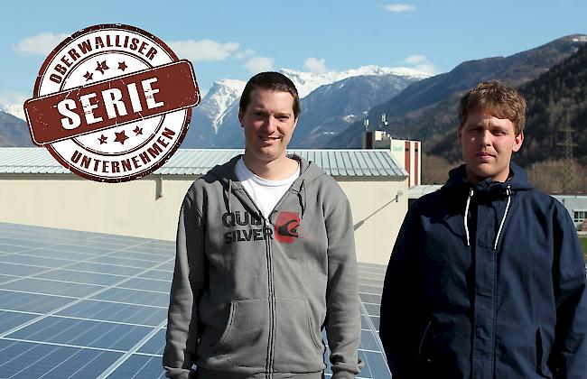 Strom vom Dach. Johann Eberhardt und Beat Ruppen sind von der Zukunft der Solarenergie überzeugt.