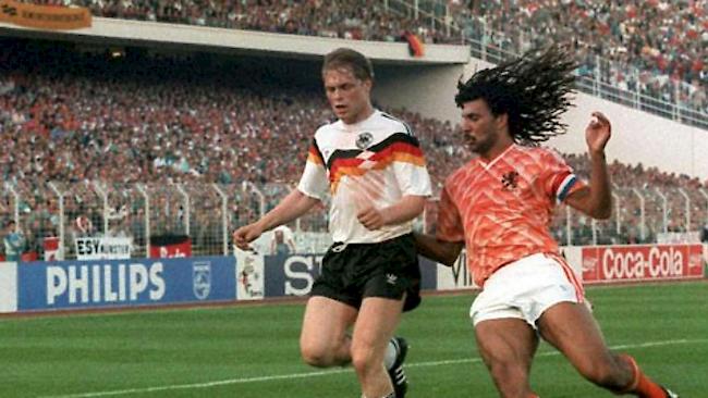 Borowka war ein gefürchteter Verteidiger: Hier ist er im Einsatz für die deutsche Nationalelf im Halbfinale der Europameisterschaft 1988 gegen die Niederlande.