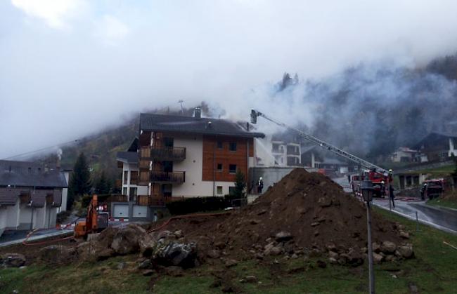 Im Dachstock eines Chalets in Blatten ist ein Feuer ausgebrochen.