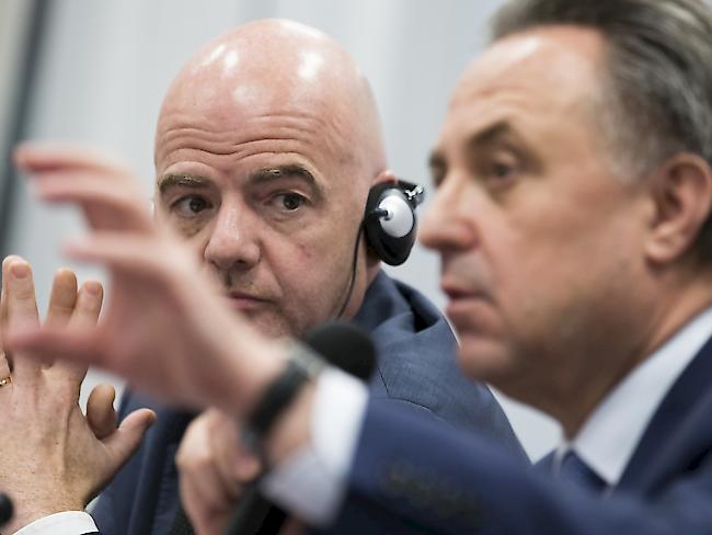 FIFA-Präsident Gianni Infantino (links) lässt sich von Russlands Sportminister Witali Mutko über den Stand der Vorbereitungen auf die WM 2018 informieren