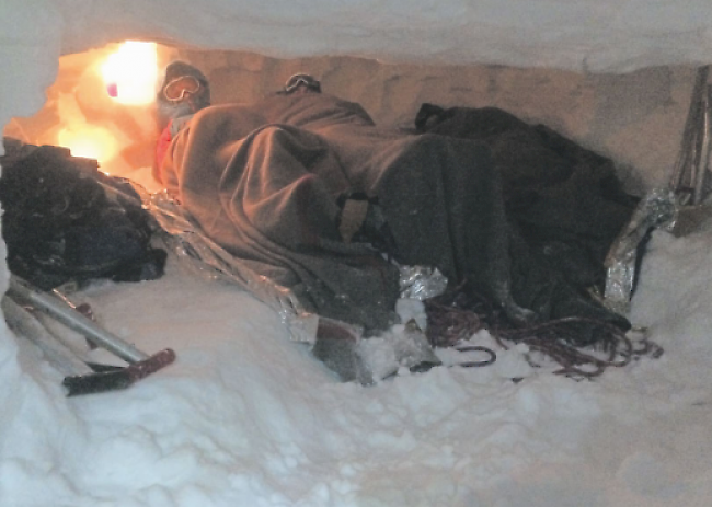 Enge Platzverhältnisse. In diesem Schneeloch auf dem Studergletscher verbrachten die zwei Verletzten mit zwei Rettern die Nacht vom Sonntag auf den Montag.