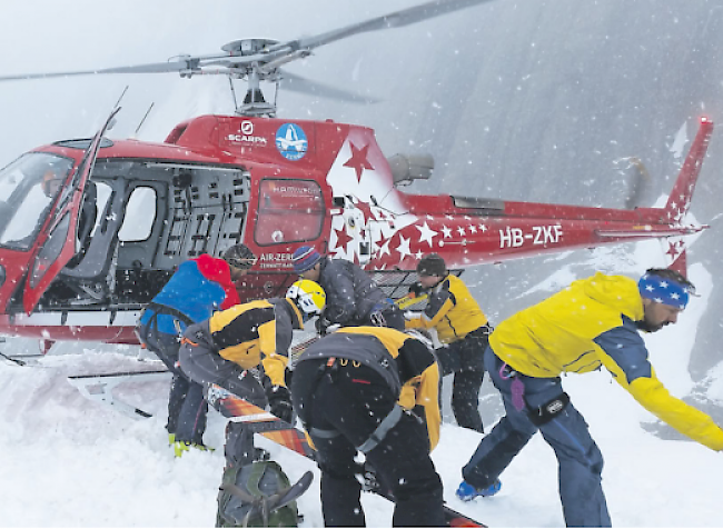Umlad. Die Bergretter wurden mit dem Helikopter über den Fieschergletscher bis zur Nebeldecke
geflogen. Danach wartete auf sie mit der Last des ganzen Rettungsmaterials ein fünfstündiger
Aufstieg bis zum Unfallplatz.