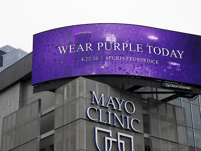 Die Werbetafel an einem Spital in Minneapolis fordert die Menschen auf, in Gedenken an den verstorbenen Popstar Prince dessen Lieblingsfarbe Purpur ("purple") zu tragen. Sein Film "Purple Rain" wird in den nächsten Tagen in über 150 US-Kinos gezeigt.