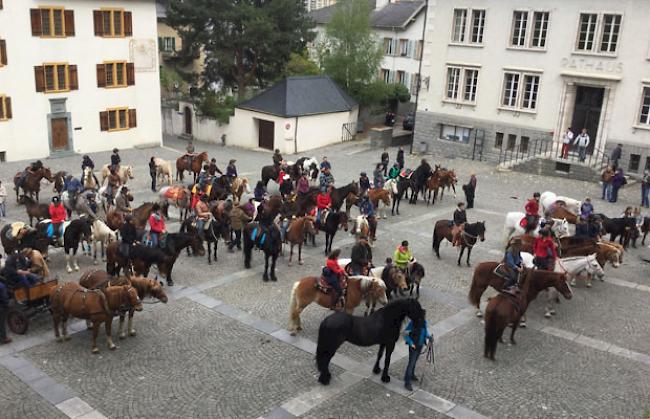 Auf dem Visper Kirchplatz wurden Pferde und Reiter gesegnet.