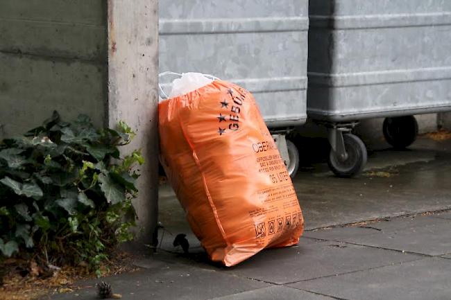 Hingestellt. Zu früh an der Strasse deponierte Gebührensäcke werden in Visp mit 100 Franken gebüsst. 