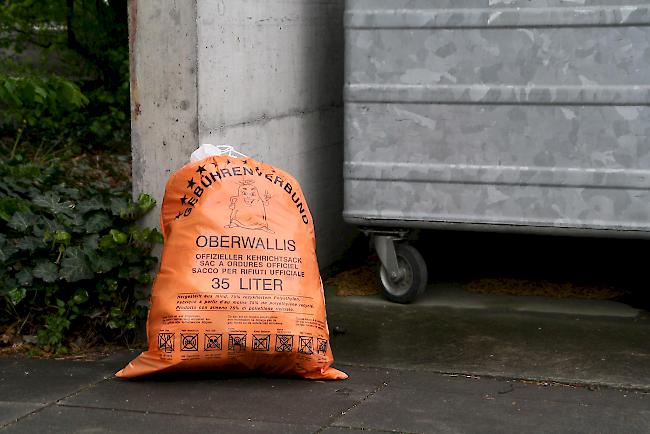 In Naters dürfen ab kommendem Jahr Abfallsäcke am Vorabend ab 19 Uhr an die Strasse gestellt werden. 
