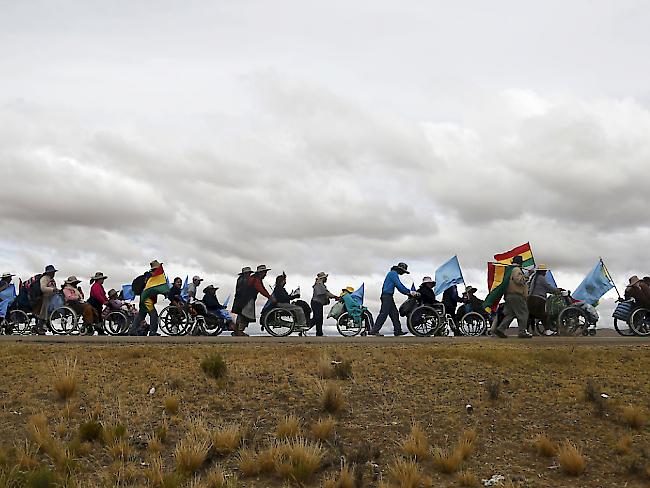 Im Rollstuhl nach La Paz: Menschen mit Behinderung verlangen mit Protestzug mehr Unterstützung in Bolivien.