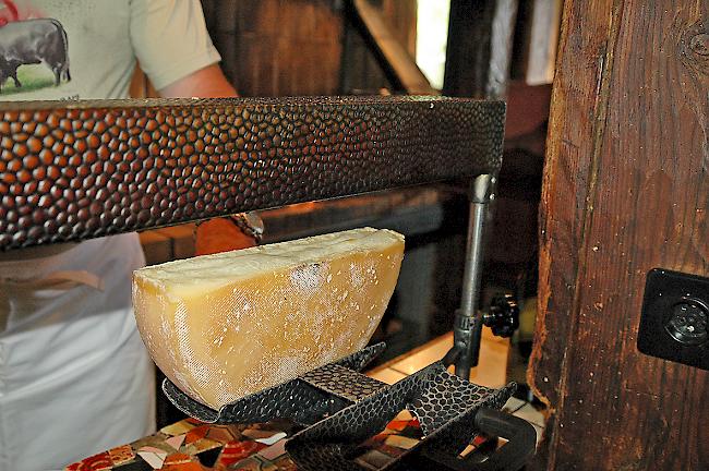 Walliser Raclette-Käse ist aus Rohmilch hergestellt, doch vielerorts wird Industrie-Käse als Walliser Raclette verkauft.