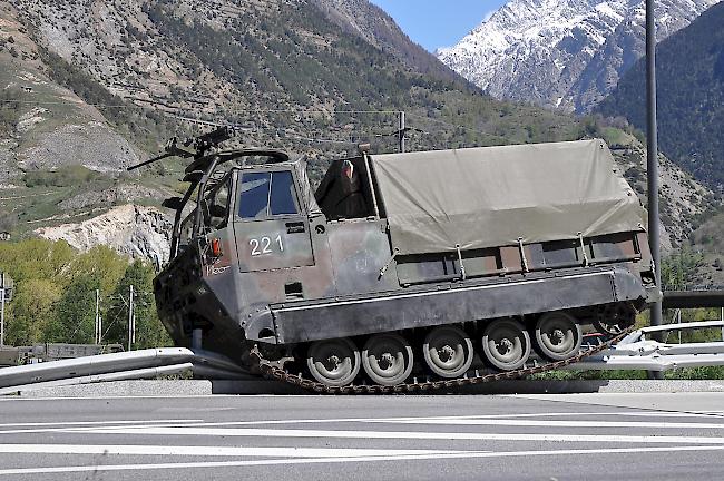 Ein Raupenfahrzeug der Schweizer Armee ist beim Turtigkreisel von der Strasse abgekommen und auf der Leitplanke gelandet.