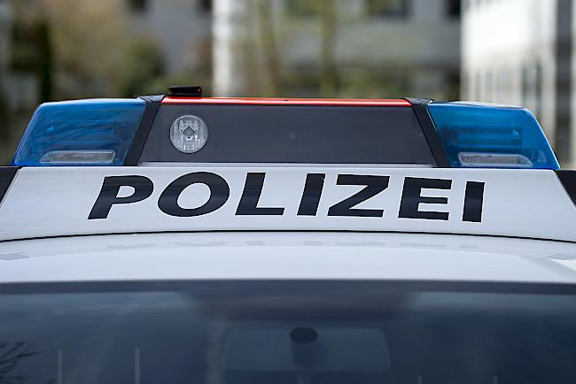 Die Walliser Kantonspolizei hat einem Autolenker am Mittwoch wegen massiver Geschwindigkeitsüberschreitung das Permis entzogen (Symboldbild). 