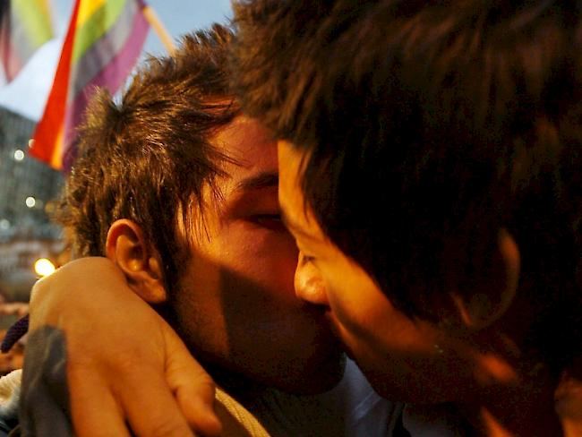 Ein schwules Paar küsst sich in Bogota: Kolumbien erlaubt Homosexuellen nun, zu heiraten. (Symbolbild)