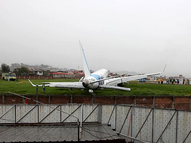 Landung im grünen Bereich: Maschine der Fluggesellschaft TAME kommt in Ecuador von der Piste ab.