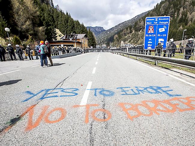 Ja zu Europa - Nein zu Grenzen sprayte jemand auf die österreichische Seite der Brennerstrasse