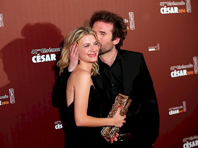 Das französische Regie-Duo Mélanie Laurent und Cyril Dion mit dem César, mit dem ihr Werk "Tomorrow" als bester Dokumentarfilm des Jahres ausgezeichnet worden ist. Dion wird den Streifen persönlich am Montag in Zürich präsentieren. (Archivbild)