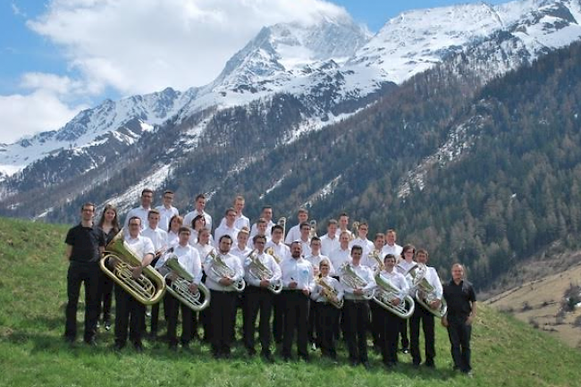 Erstes Foto der neu gegründeten Brass Band Lötschental.