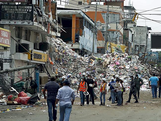 Das Erdbeben hat grosse Verwüstungen in Ecuador angerichtet. Zwei Wochen nach dem Beben wurde ein 72-Jähriger lebend aus Trümmern eines Hauses geborgen. (Archivbild)